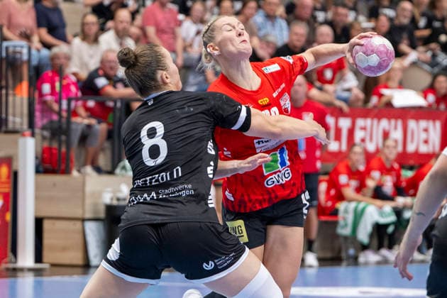 Handball Bundesliga Frauen, Saison 2026 2027 SV Union Halle-Neustadt vs.TuS Metzingen Halle, Deutschland 30.August 2026: Im Bild:v. li. im Zweikampf Ida Petzold (Metzingen) und Marie Polakova (Halle) Halle Saale SWH Arena Sachsen-Anhalt Deutschland *** Women s Handball Bundesliga, 2026–2027 Season: SV Union Halle Neustadt vs. TuS Metzingen, Halle, Germany, August 30, 2026. Pictured from left: Ida Petzold (Metzingen) and Marie Polakova (Halle) in a one-on-one battle. Halle (Saale), SWH Arena, Saxony-Anhalt, Germany