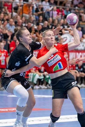 Women s Handball Bundesliga, 2026–2027 Season: SV Union Halle Neustadt vs. TuS Metzingen, Halle, Germany, August 30, 2026. Pictured from left: Ida Petzold (Metzingen) and Marie Polakova (Halle) in a one-on-one battle. Halle (Saale), SWH Arena, Saxony-Anhalt, Germany