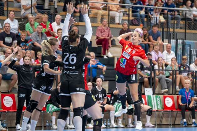 Women s Handball Bundesliga, 2026–2027 Season: SV Union Halle Neustadt vs. TuS Metzingen, Halle, Germany, August 30, 2026. Pictured, from left: Svenja Huebner (Metzingen) and Lea Gruber (Halle), Halle an der Saale, SWH Arena, Saxony-Anhalt, Germany