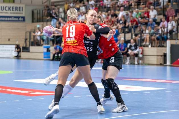 Women s Handball Bundesliga, 2026–2027 Season: SV Union Halle Neustadt vs. TuS Metzingen, Halle, Germany, August 30, 2026. Pictured, from left, in a one-on-one battle: Lea Gruber (Halle), Lotta Roepke (Metzingen) and Nele Wenzel (Halle), Halle (Saale), SWH Arena, Saxony-Anhalt, Germany
