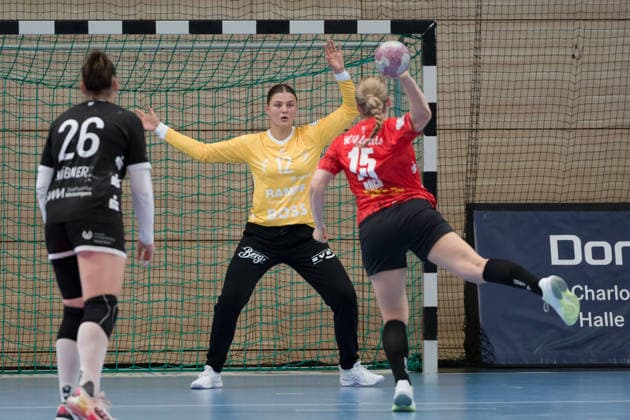 Goalkeeper Marie Weiss Tussies, 12, Fabienne Büch Halle, 15, penalty throw, SV Union Halle Neustadt vs. TuS Metzingen, Women’s Handball Bundesliga, 2026–27 season, August 30, 2026, Halle SWH Arena, Saxony-Anhalt, Germany
