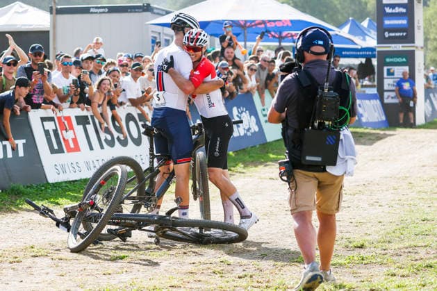 TRENTO, ITALY, AUGUST 30 — Charlie Aldridge of Great Britain (L) and Cole Punchard of Canada (C) celebrate after the UCI Mountain Bike World Championships Men s Elite Cross-Country event at Val di Sole on August 30, 2026, in Trento, Italy. Trento, Val di Sole, Trento, Italy Copyright: xJustPictures.ch FrancescoxMinghettix jp-en-EuSpIm-JP6_FRM_UCIWC_ManXCO_30Aug_000349