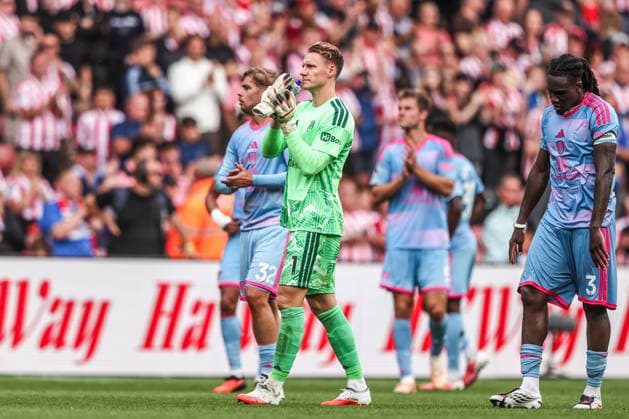 Premier League: Sunderland v Fulham Fulham goalkeeper Bernd Leno applauds the fans after the game during the Premier League match Sunderland vs Fulham at Stadium Of Light, Sunderland, United Kingdom on 30 August 2026 (Photo by Alfie Cosgrove News Images) Sunderland Stadium Of Light Tyne and Wear United Kingdom Copyright: xAlfiexCosgrove NewsxImagesx