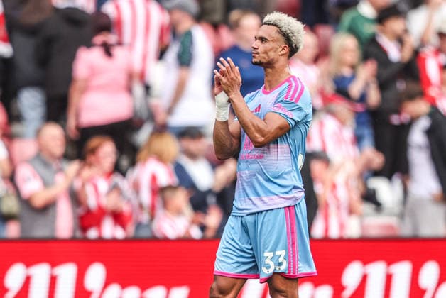 Premier League: Sunderland v Fulham Antonee Robinson of Fulham applauds the fans after the game during the Premier League match Sunderland vs Fulham at Stadium Of Light, Sunderland, United Kingdom on 30 August 2026 (Photo by Alfie Cosgrove News Images) Sunderland Stadium Of Light Tyne and Wear United Kingdom Copyright: xAlfiexCosgrove NewsxImagesx
