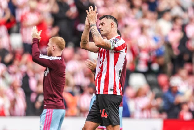 Premier League: Sunderland v Fulham Granit Xhaka of Sunderland applauds the fans after the game during the Premier League match Sunderland vs Fulham at Stadium Of Light, Sunderland, United Kingdom on 30 August 2026 (Photo by Alfie Cosgrove News Images) Sunderland Stadium Of Light Tyne and Wear United Kingdom Copyright: xAlfiexCosgrove NewsxImagesx