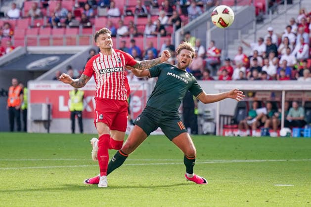 Deutschland: Fussball Bundesliga Saison 2026 - 2027, 1. Spieltag - SC Freiburg vs Werder Bremen - Europa Park Stadion (Freiburg): Niclas Füllkrug Niclas Fullkrug (Werder Bremen, 10) wird auf dem Weg zum Tor von Lukas Kübler (SC Freiburg, 17) vom Ball getrennt *** Germany Soccer Bundesliga 2026–2027 Season, Matchday 1: SC Freiburg vs. Werder Bremen at Europa-Park Stadium in Freiburg. Niclas Füllkrug (Werder Bremen) is separated from the ball by Lukas Kübler (SC Freiburg, No. 17) as he heads toward the goal. Copyright: xJOERANxSTEINSIEKx