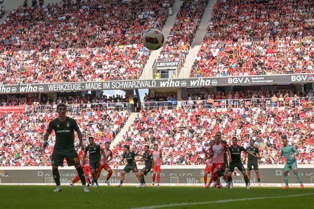 Spieler warten auf den Ball von der Ausfuehrung einer Ecke. GER, SC Freiburg vs Werder Bremen, Fussball, Bundesliga, 1. Spieltag, Saison 2026 2027, 30.08.2026 DFL DFB REGULATIONS PROHIBIT ANY USE OF PHOTOGRAPHS AS IMAGE SEQUENCES AND OR QUASI-VIDEO GER, SC Freiburg vs Werder Bremen, Fussball, Bundesliga, 1. Spieltag, Saison 2026 2027, 30.08.2026 Freiburg *** Players wait for the ball following a corner kick, SC Freiburg vs. Werder Bremen, Soccer, Bundesliga, Matchday 1, 2026–2027 season, August 30, 2026 DFL DFB regulations prohibit any use of photographs as image sequences and or quasi-video GER, SC Freiburg vs. Werder Bremen, soccer, Bundesliga, Matchday 1, 2026–2027 season, August 30, 2026, Freiburg Copyright: xEibner-Pressefotox EP_THS