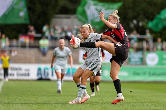 30.08.2026, GER, Fussball, Frauen, Google-Pixel Frauen- Bundesliga , Saison 2026 2027, Bayer 04 Leverkusen - VfL Wolfsburg Anny Kerim-Lindland (WOB) und Carolin Simon (B04) im Kampf um den Ball Leverkusen Ulrich-Haberland-Stadion Nordrhein-Westfalen Deutschland *** August 30, 2026, GER, Soccer, Women s, Google Pixel Women s Bundesliga, 2026–2027 season, Bayer 04 Leverkusen vs. VfL Wolfsburg, Anny Kerim Lindland (WOB) and Carolin Simon (B04) battling for the ball at the Ulrich Haberland Stadium in Leverkusen, North Rhine-Westphalia, Germany Copyright: xAdrianxSchlüterx