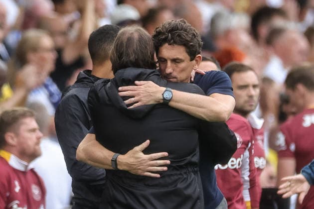 Premier League: Leeds United v Brentford Daniel Farke manager of Leeds United embraces Keith Andrews manager of Brentford at full time during the Premier League match Leeds United vs Brentford at Elland Road, Leeds, United Kingdom on 30 August 2026 (Photo by Mark Cosgrove News Images) Leeds Elland Road West Yorkshire United Kingdom Copyright: xMarkxCosgrove NewsxImagesx