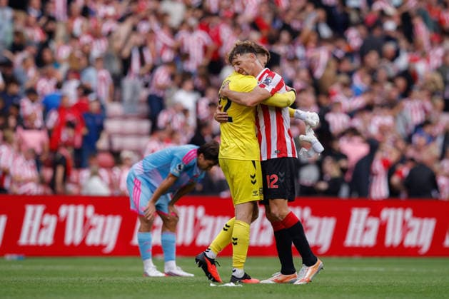 Sunderland v Fulham, Premier League Robin Roefs of Sunderland celebrates at full time with Thomas Meunier of Sunderland 1-0 during the Sunderland v Fulham Premier League match at the Stadium of Light, Sunderland, England on 30 August 2026 Credit: Craig Cowan Every Second Media Editorial use only. All images are copyright Every Second Media Limited. No images may be reproduced without prior permission. All rights reserved. Premier League and Football League images are subject to licensing agreements with Football DataCo Limited. see https: www.football-dataco.com Copyright: xIMAGO EveryxSecondxMediax ESM-2126-0061 CraigxCowanx xEveryxSecondxMediax