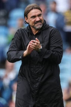 Premier League: Leeds United v Brentford Daniel Farke manager of Leeds United applauds the fans during the Premier League match Leeds United vs Brentford at Elland Road, Leeds, United Kingdom on 30 August 2026 (Photo by Mark Cosgrove News Images) Leeds Elland Road West Yorkshire United Kingdom Copyright: xMarkxCosgrove NewsxImagesx