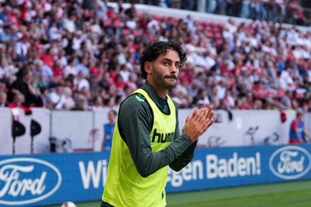 Eren Dinkci Eren Dinkci (SV Werder Bremen, 18) bekommt Applaus von den Freiburger Fans , Deutschland, Fussball, 1. Bundesliga, 1.Spieltag, 2026 2027, SC Freiburg vs. SV Werder Bremen, 30.08.2026, Europa-Park Stadion, Freiburg Freiburg Europa-Park Stadion Baden-Württemberg Deutschland *** Eren Dinkci, Eren Dinkci, SV Werder Bremen, age 18, receives applause from Freiburg fans, Germany, soccer, Bundesliga 1, Matchday 1, 2026–2027, SC Freiburg vs. SV Werder Bremen, August 30, 2026, Europa-Park Stadium, Freiburg, Freiburg, Europa-Park Stadium, Baden-Württemberg, Germany Copyright: xArnexAmbergx