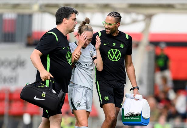 Sophia KLEINHERNE (WOB) verletzt, Verletzung. Fussball Google Pixel Frauen 1. Bundesliga, 2. Spieltag, Bayer 04 Leverkusen (LEV) - VfL Wolfsburg (WOB), am 30.08.2026 in Leverkusen Deutschland Ulrich-Haberland-Stadion *** Sophia KLEINHERNE (WOB) injured; soccer injury; Google Pixel; Women s 1st Bundesliga, Matchday 2, Bayer 04 Leverkusen (LEV) vs. VfL Wolfsburg (WOB), on August 30, 2026, in Leverkusen, Germany, at Ulrich Haberland Stadium