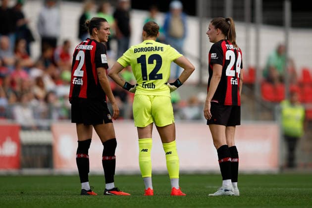 Fußball I Frauen I Bundesliga I Saison 2026-2027 I 2. Spieltag I Bayer 04 Leverkusen - VfL Wolfsburg I 30.08.2026 Selina Ostermeier (2, Bayer 04 Leverkusen) Rafaela Borggräfe (12, Bayer 04 Leverkusen) und Lilla Turanyi (24, Bayer 04 Leverkusen) beraten sich in einer kurzen Verletzungsunterbrechung Leverkusen Ulrich-Haberland-Stadion Niedersachsen Deutschland *** Soccer I Women s I Bundesliga I 2026–2027 Season I Matchday 2 I Bayer 04 Leverkusen vs. VfL Wolfsburg I August 30, 2026 Selina Ostermeier 2, Bayer 04 Leverkusen Rafaela Borggräfe 12, Bayer 04 Leverkusen and Lilla Turanyi 24, Bayer 04 Leverkusen, confer during a brief injury timeout at the Ulrich Haberland Stadium in Leverkusen, Lower Saxony, Germany Copyright: xLobeca CedricxSiefkerx