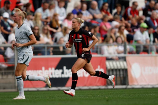 Fußball I Frauen I Bundesliga I Saison 2026-2027 I 2. Spieltag I Bayer 04 Leverkusen - VfL Wolfsburg I 30.08.2026 Cornelia Kramer (7, Bayer 04 Leverkusen) bietet sich für ein Passspiel an. Leverkusen Ulrich-Haberland-Stadion Niedersachsen Deutschland *** Soccer I Women’s I Bundesliga I 2026–2027 Season I Matchday 2 I Bayer 04 Leverkusen vs. VfL Wolfsburg I August 30, 2026 Cornelia Kramer 7, Bayer 04 Leverkusen sets up a passing play at the Ulrich Haberland Stadium in Leverkusen, Lower Saxony, Germany Copyright: xLobeca CedricxSiefkerx