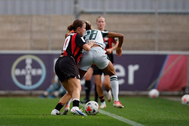 Fußball I Frauen I Bundesliga I Saison 2026-2027 I 2. Spieltag I Bayer 04 Leverkusen - VfL Wolfsburg I 30.08.2026 Estrella Merino Gonzalez (10, Bayer 04 Leverkusen) Cora Zicai (28, VfL Wolfsburg) im Zweikampf Leverkusen Ulrich-Haberland-Stadion Niedersachsen Deutschland *** Soccer I Women s I Bundesliga I 2026–2027 Season I Matchday 2 I Bayer 04 Leverkusen vs. VfL Wolfsburg I August 30, 2026 Estrella Merino Gonzalez 10, Bayer 04 Leverkusen Cora Zicai 28, VfL Wolfsburg in a tackle at the Ulrich Haberland Stadium in Leverkusen, Lower Saxony, Germany Copyright: xLobeca CedricxSiefkerx