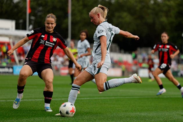 Fußball I Frauen I Bundesliga I Saison 2026-2027 I 2. Spieltag I Bayer 04 Leverkusen - VfL Wolfsburg I 30.08.2026 Paulina Platner (6, Bayer 04 Leverkusen) versucht die Flanke in den Strafraum von Ella Peddemors (5, VfL Wolfsburg) abzuwehren Zweikampf Leverkusen Ulrich-Haberland-Stadion Niedersachsen Deutschland *** Soccer I Women s I Bundesliga I 2026–2027 Season I Matchday 2 I Bayer 04 Leverkusen vs. VfL Wolfsburg I August 30, 2026 Paulina Platner 6, Bayer 04 Leverkusen attempts to clear a cross into the penalty area from Ella Peddemors 5, VfL Wolfsburg. Tackle at Ulrich Haberland Stadium in Lower Saxony, Germany. Copyright: xLobeca CedricxSiefkerx