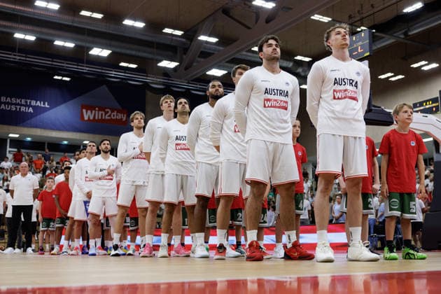 BASKETBALL - FIBA EuroBasket, quali, AUT vs MKD VIENNA,AUSTRIA,30.AUG.26 - BASKETBALL - FIBA EuroBasket 2029 Pre-Qualifier, Austria vs North Macedonia. Image shows the team of AUT during the hymn.  GEPAxpictures xArminxRauthner