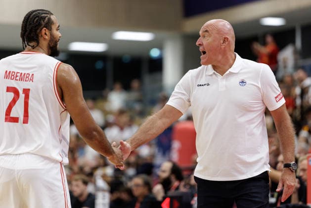 BASKETBALL - FIBA EuroBasket, quali, AUT vs MKD VIENNA,AUSTRIA,30.AUG.26 - BASKETBALL - FIBA EuroBasket 2029 Pre-Qualifier, Austria vs North Macedonia. Image shows Guylain Mbemba and head coach Aramis Naglic (AUT).  GEPAxpictures xArminxRauthner