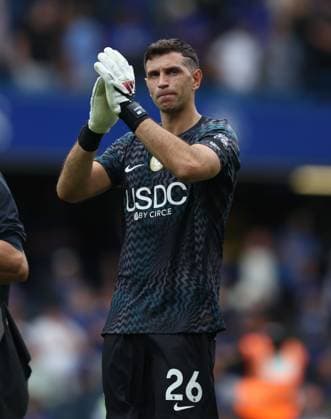 Premier League - Chelsea v Brighton & Hove Albion LONDON, ENGLAND, AUGUST 30: Emiliano Martinez of Chelsea applauds the Chelsea fans after the victory at full time during the Premier League match between Chelsea v Brighton & Hove Albion at Stamford Bridge Stadium, London, England, on August 30. (Photo by Daniel Weir) London Stamford Bridge Stadium England Copyright: xDanielxWeir SportsxPressxPhotox Sportspressphoto_SPR219770
