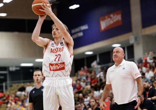 BASKETBALL - FIBA EuroBasket, quali, AUT vs MKD VIENNA,AUSTRIA,30.AUG.26 - BASKETBALL - FIBA EuroBasket 2029 Pre-Qualifier, Austria vs North Macedonia. Image shows Timo Lanmueller and head coach Aramis Naglic (AUT).  GEPAxpictures xArminxRauthner
