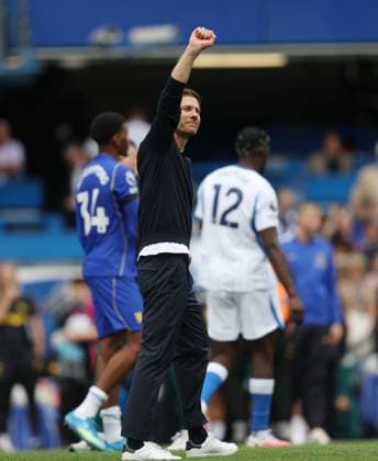 Premier League - Chelsea v Brighton & Hove Albion LONDON, ENGLAND, AUGUST 30: Xabi Alonso Manager of Chelsea punches the air in delight at the full time whistle after the victory win during the Premier League match between Chelsea v Brighton & Hove Albion at Stamford Bridge Stadium, London, England, on August 30. (Photo by Daniel Weir) London Stamford Bridge Stadium England Copyright: xDanielxWeir SportsxPressxPhotox Sportspressphoto_SPR219766