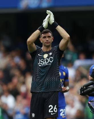 Premier League - Chelsea v Brighton & Hove Albion LONDON, ENGLAND, AUGUST 30: Emiliano Martinez of Chelsea applauds the Chelsea fans after the victory at full time during the Premier League match between Chelsea v Brighton & Hove Albion at Stamford Bridge Stadium, London, England, on August 30. (Photo by Daniel Weir) London Stamford Bridge Stadium England Copyright: xDanielxWeir SportsxPressxPhotox Sportspressphoto_SPR219771