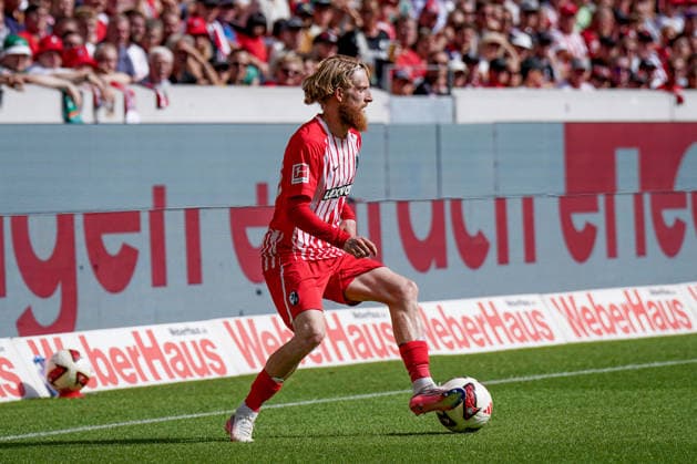 Deutschland: Fussball Bundesliga Saison 2026 - 2027, 1. Spieltag - SC Freiburg vs Werder Bremen - Europa Park Stadion (Freiburg): Niklas Beste (SC Freiburg, 19) am Ball - Sponsoren, Werbung, Wirtschaft, Werbebande, Ausrüstung Weber Haus *** Germany Soccer Bundesliga 2026–2027 Season, Matchday 1: SC Freiburg vs. Werder Bremen at Europa-Park Stadium, Freiburg; Niklas Beste (SC Freiburg), No. 19 on the ball; Sponsors, Advertising, Business, Perimeter Banners, Equipment: Weber Haus Copyright: xJOERANxSTEINSIEKx