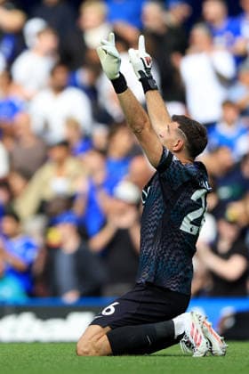 Chelsea FC v Brighton & Hove Albion - Premier League 2026 27 Emiliano Martinez, goalkeeper of Chelsea celebrates after winning the Premier League 2026 27 match between Chelsea FC and Brighton & Hove Albion at Stamford Bridge on August 30, 2026 in London, England. WARNING! This Photograph May Only Be Used For Newspaper And Or Magazine Editorial Purposes. May Not Be Used For Publications Involving 1 player, 1 Club Or 1 Competition Without Written Authorisation From Football DataCo Ltd. For Any Queries, Please Contact Football DataCo Ltd on +44 (0) 207 864 9121 London Stamford Bridge England United Kingdom Copyright: xAllstarxPicturexLibraryxLtdx