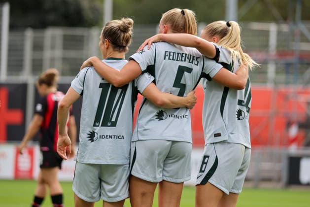 Leverkusen, Deutschland: 30.08.2026 - 1. Frauenbundesliga 2026 2027 - Bayer Leverkusen Frauen vs. VfL Wolfsburg Frauen Im Bild: v.li. die Zweite Torschützin Ella Peddemors (Wolfsburg) macht das Tor zum 1:0 für Wolfsburg und jubelt mit Svenja Huth (Wolfsburg) und Anny Kerim-Lindland (Wolfsburg) *** Leverkusen, Germany August 30, 2026 Women s Bundesliga 2026–2027 Bayer Leverkusen Women vs. VfL Wolfsburg Women Pictured from left: Second goal scorer Ella Peddemor of Wolfsburg scores the 1–0 goal for Wolfsburg and celebrates with Svenja Huth of Wolfsburg and Anny Kerim Lindland (Wolfsburg) Copyright: HMBxMedia MadeleinexFantini