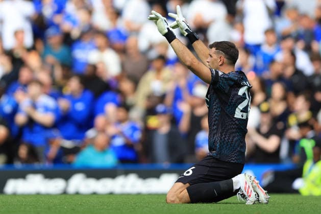 Chelsea FC v Brighton & Hove Albion - Premier League 2026 27 Emiliano Martinez, goalkeeper of Chelsea celebrates after winning the Premier League 2026 27 match between Chelsea FC and Brighton & Hove Albion at Stamford Bridge on August 30, 2026 in London, England. WARNING! This Photograph May Only Be Used For Newspaper And Or Magazine Editorial Purposes. May Not Be Used For Publications Involving 1 player, 1 Club Or 1 Competition Without Written Authorisation From Football DataCo Ltd. For Any Queries, Please Contact Football DataCo Ltd on +44 (0) 207 864 9121 London Stamford Bridge England United Kingdom Copyright: xAllstarxPicturexLibraryxLtdx