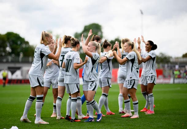 Team WOB klatscht sich ab, (l-r) Ella PEDDEMORS (WOB), Svenja HUTH (WOB), Thea BJELDE (WOB), Anny KERIM-LINDLAND (WOB), Cora ZICAI (WOB), Fussball Google Pixel Frauen 1. Bundesliga, 2. Spieltag, Bayer 04 Leverkusen (LEV) - VfL Wolfsburg (WOB), am 30.08.2026 in Leverkusen Deutschland Ulrich-Haberland-Stadion *** Team WOB high-fives each other: from left, Ella PEDDEMORS (WOB), Svenja HUTH (WOB), Thea BJELDE (WOB), Anny KERIM LINDLAND (WOB), Cora ZICAI (WOB), Women s Soccer: Google Pixel Women s 1st Bundesliga, Matchday 2, Bayer 04 Leverkusen (LEV) vs. VfL Wolfsburg (WOB), on August 30, 2026, in Leverkusen, Germany, at Ulrich Haberland Stadium