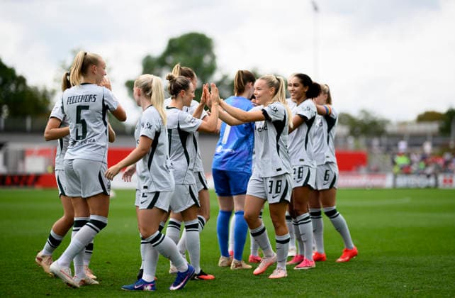 Team WOB klatscht sich ab, (l-r) Ella PEDDEMORS (WOB), Svenja HUTH (WOB), Anny KERIM-LINDLAND (WOB), Cora ZICAI (WOB), Fussball Google Pixel Frauen 1. Bundesliga, 2. Spieltag, Bayer 04 Leverkusen (LEV) - VfL Wolfsburg (WOB), am 30.08.2026 in Leverkusen Deutschland Ulrich-Haberland-Stadion *** Team WOB high-fives each other; from left: Ella PEDDEMORS (WOB), Svenja HUTH (WOB), Anny KERIM LINDLAND (WOB), Cora ZICAI (WOB), Women’s Soccer Google Pixel 1st Bundesliga, Matchday 2, Bayer 04 Leverkusen (LEV) vs. VfL Wolfsburg (WOB), on August 30, 2026, in Leverkusen, Germany, at Ulrich Haberland Stadium