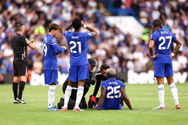 Chelsea gegen Brighton Hove Albion, 30. August 2026, London, Premier League, Fußball: Chelsea gegen Brighton Hove Albion – Moises Caicedo von Chelsea muss kurz nach seiner Einwechslung verletzungsbedingt wieder vom Platz gehen. Foto: Jacques Feeney, Offside, London, Großbritannien  Copyright: xJacquesxFeeneyx xOffsidexOffside