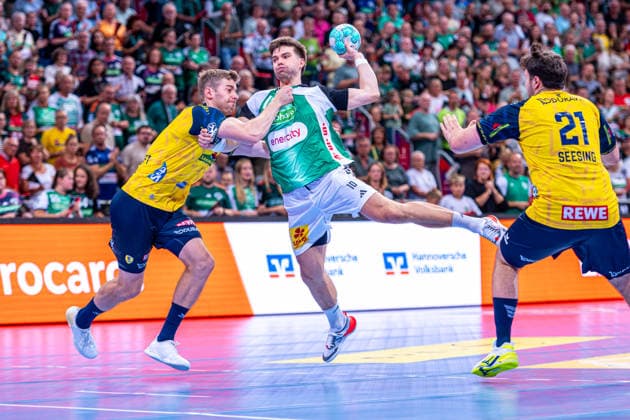 Renars Uscins (TSV Hannover-Burgdorf, Nr. 10) (v.l.), TSV Hannover-Burgdorf (grün) gegen Rhein-Neckar Löwen (gelb) am 1. Spieltag der Saison 2026 2027 in der Opel Handball-Bundesliga (30.08.2026, ZAG Arena (Hannover, GER), *** Renars Uscins of TSV Hannover Burgdorf, No. 10 from the left, TSV Hannover Burgdorf (green) vs. Rhein Neckar Löwen (yellow) on Matchday 1 of the 2026–2027 season in the Opel Handball Bundesliga, August 30, 2026, ZAG Arena Hannover, GER, Copyright: xJanxGuentherx xTSVxHannover-Burgdorfx
