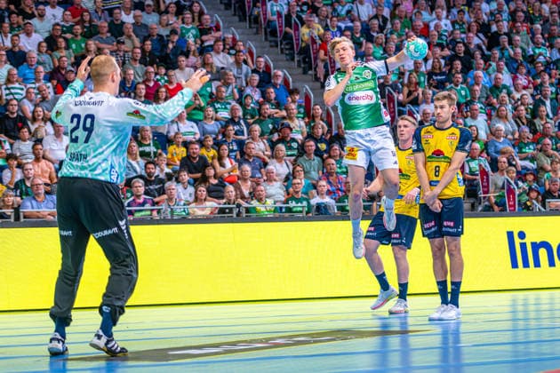 Daniel Weber of TSV Hannover Burgdorf, No. 58 (left), TSV Hannover Burgdorf (green) vs. Rhein Neckar Löwen (yellow) on Matchday 1 of the 2026–2027 season in the Opel Handball Bundesliga, August 30, 2026, at the ZAG Arena in Hannover, GER, Copyright: xJanxGuentherx xTSVxHannover-Burgdorfx