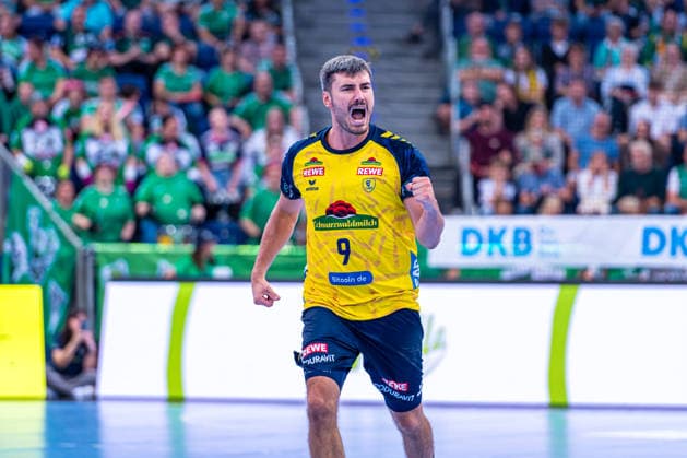 Jacob Arenth of the Rhein-Neckar Löwen, No. 9 from the left, TSV Hannover Burgdorf (green) vs. Rhein-Neckar Löwen (yellow) on Matchday 1 of the 2026–2027 season in the Opel Handball Bundesliga, August 30, 2026, ZAG Arena, Hannover, GER, Copyright: xJanxGuentherx xTSVxHannover-Burgdorfx