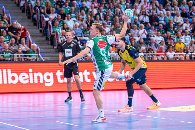 August Pedersen of TSV Hannover Burgdorf, No. 17 from the left, TSV Hannover Burgdorf (green) vs. Rhein Neckar Löwen (yellow) on Matchday 1 of the 2026–2027 season in the Opel Handball Bundesliga, August 30, 2026, ZAG Arena, Hannover, GER, Copyright: xJanxGuentherx xTSVxHannover-Burgdorfx