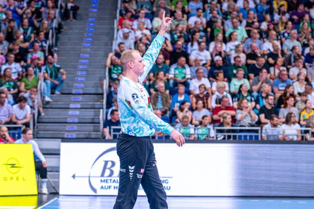 David Späth of the Rhein Neckar Löwen, No. 29 (left), TSV Hannover Burgdorf (green) vs. Rhein Neckar Löwen (yellow) on Matchday 1 of the 2026–2027 season in the Opel Handball Bundesliga, August 30, 2026, at the ZAG Arena in Hannover, Germany, Copyright: xJanxGuentherx xTSVxHannover-Burgdorfx