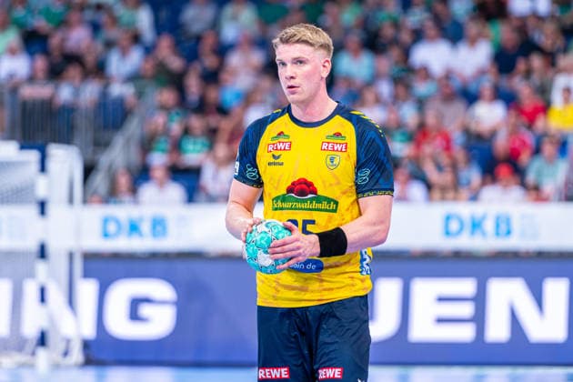 Haukur Thrastarson of the Rhein Neckar Löwen, No. 25 (left), TSV Hannover Burgdorf (green) vs. Rhein Neckar Löwen (yellow) on Matchday 1 of the 2026–2027 season in the Opel Handball Bundesliga, August 30, 2026, ZAG Arena, Hanover, GER, Copyright: xJanxGuentherx xTSVxHannover-Burgdorfx