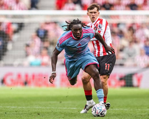 Premier League: Sunderland v Fulham Calvin Bassey of Fulham breaks with the ball during the Premier League match Sunderland vs Fulham at Stadium Of Light, Sunderland, United Kingdom on 30 August 2026 (Photo by Alfie Cosgrove News Images) Sunderland Stadium Of Light Tyne and Wear United Kingdom Copyright: xAlfiexCosgrove NewsxImagesx