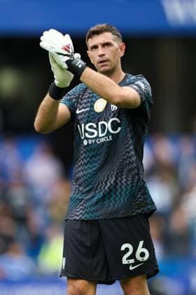 Emiliano Martinez of Chelsea applauds the fans after the match Chelsea v Brighton and Hove Albion, Premier League, Football, Stamford Bridge, London, UK, 30 08 2026, England - 30 Aug 2026London Stamford Bridge England United Kingdom EDITORIAL USE ONLY No use with unauthorised audio, video, data, fixture lists, club league logos or live services. Online in-match use limited to 120 images, no video emulation. No use in betting, games or single club league player publications.  Copyright: xHanc WiredxPhotos Shutterstockx 17125813bc