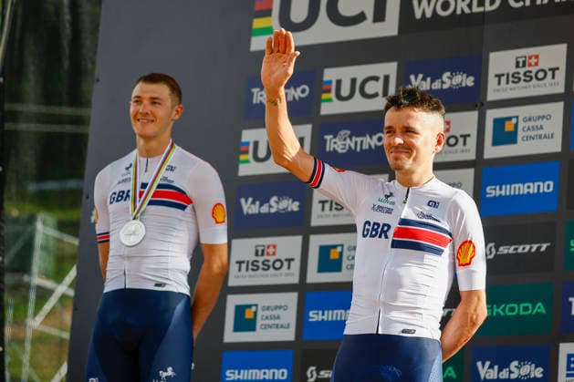 TRENTO, ITALY, AUGUST 30—Thomas Pidcock of Great Britain (R) celebrates his victory during the UCI Mountain Bike World Championships—Men s Elite Cross-Country—at Val di Sole on August 30, 2026, in Trento, Italy. Trento, Val di Sole, Trento, Italy Copyright: xJustPictures.ch FrancescoxMinghettix jp-en-EuSpIm-JP6_FRM_UCIWC_ManXCO_30Aug_000355