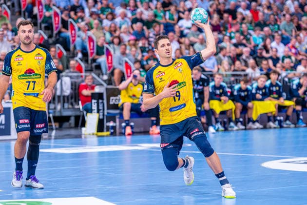 Marius Steinhauser of the Rhein Neckar Löwen, No. 19 (left), TSV Hannover Burgdorf (green) vs. Rhein Neckar Löwen (yellow) on Matchday 1 of the 2026–2027 season in the Opel Handball Bundesliga, August 30, 2026, ZAG Arena Hannover, GER, Copyright: xJanxGuentherx xTSVxHannover-Burgdorfx