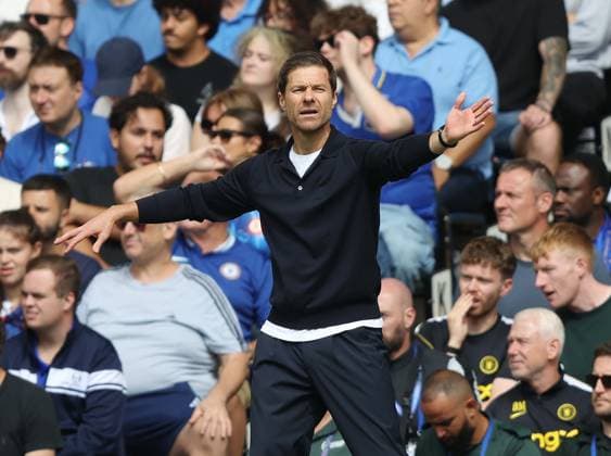 Premier League - Chelsea v Brighton & Hove Albion LONDON, ENGLAND, AUGUST 30: Xabi Alonso Manager of Chelsea points out instructions to his players during the Premier League match between Chelsea v Brighton & Hove Albion at Stamford Bridge Stadium, London, England, on August 30. (Photo by Daniel Weir) London Stamford Bridge Stadium England Copyright: xDanielxWeir SportsxPressxPhotox Sportspressphoto_SPR219782