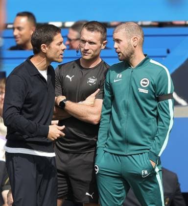 Premier League - Chelsea v Brighton & Hove Albion LONDON, ENGLAND, AUGUST 30: Xabi Alonso Manager of Chelsea argues with Fabian Hurzeler Manager of Brighton & Hove Albion during the Premier League match between Chelsea v Brighton & Hove Albion at Stamford Bridge Stadium, London, England, on August 30. (Photo by Daniel Weir) London Stamford Bridge Stadium England Copyright: xDanielxWeir SportsxPressxPhotox Sportspressphoto_SPR219784