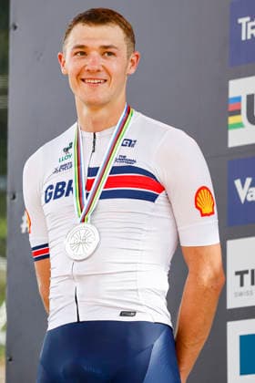 TRENTO, ITALY, AUGUST 30 Charlie Aldridge of Great Britain wears his silver medal during the UCI Mountain Bike World Championships—Men s Elite Cross-Country—at Val di Sole on August 30, 2026, in Trento, Italy. Trento, Val di Sole, Trento, Italy Copyright: xJustPictures.ch FrancescoxMinghettix jp-en-EuSpIm-JP6_FRM_UCIWC_ManXCO_30Aug_000356