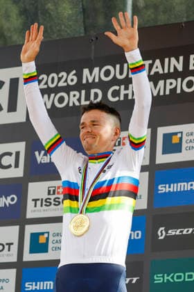 TRENTO, ITALY, AUGUST 30—Thomas Pidcock of Great Britain celebrates his gold medal during the UCI Mountain Bike World Championships—Men s Elite Cross-Country—at Val di Sole on August 30, 2026, in Trento, Italy. Trento, Val di Sole, Trento, Italy Copyright: xJustPictures.ch FrancescoxMinghettix jp-en-EuSpIm-JP6_FRM_UCIWC_ManXCO_30Aug_000357