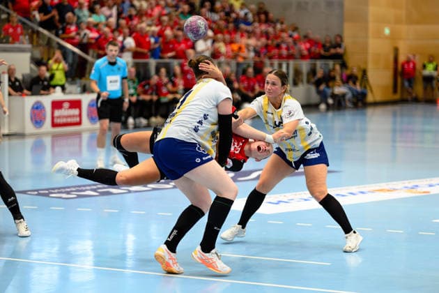 Lin Lueck (Buxtehuder SV), 51, blocks Dilayla Alarslan (Thueringer HC), 38, as she shoots at Carina Senel (Buxtehuder SV), 45, GER, Thueringer HC vs. Buxtehuder SV, Handball, Alsco Women’s Handball Bundesliga, 2026–2027 season, Matchday 1, Sunday, 3:00 p.m., August 30, 2026, GER, Thuringer HC vs. Buxtehuder SV, Handball, Alsco Women’s Handball Bundesliga, 2026–2027 season, Matchday 1, Sunday, 3:00 p.m., August 30, 2026, Bad Langensalza Copyright: xMartinxHerbstx