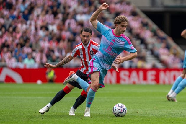 30th August 2026; Stadium of Light, Sunderland, England; Premier League Football, Sunderland versus Fulham; Cesar Palacios of Fulham FC dribbling past Enzo Le Fee of Sunderland AFC PeterxNorth